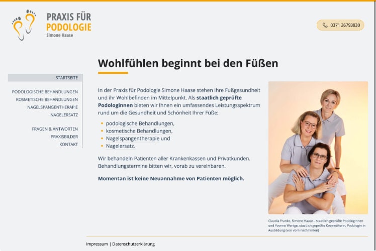 Screenshot der Startseite einer podologischen Praxis mit Logo, Text und Bild mit drei Frauen in grauen Shirts.